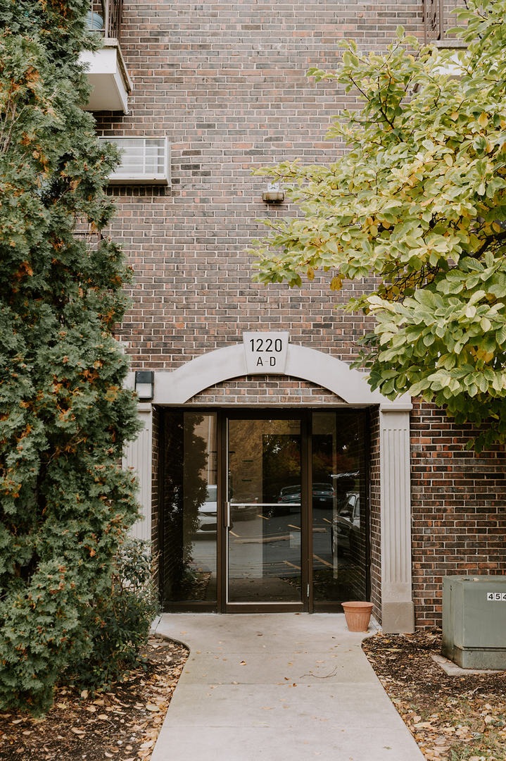 1220 S Lorraine Rd unit 2C, Wheaton, IL 60189 - photo 1