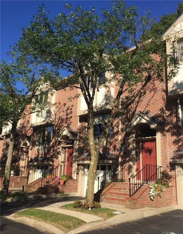 204 Dean Ridge Ct, Cranston, RI 02920 - photo 1