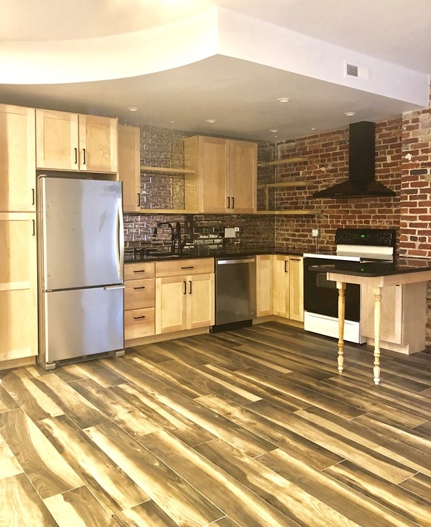 201 Thorndike St unit 1-02, Lowell, MA 01852 - photo 1