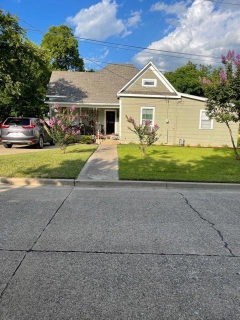 BEAUTIFUL FRONT YARD