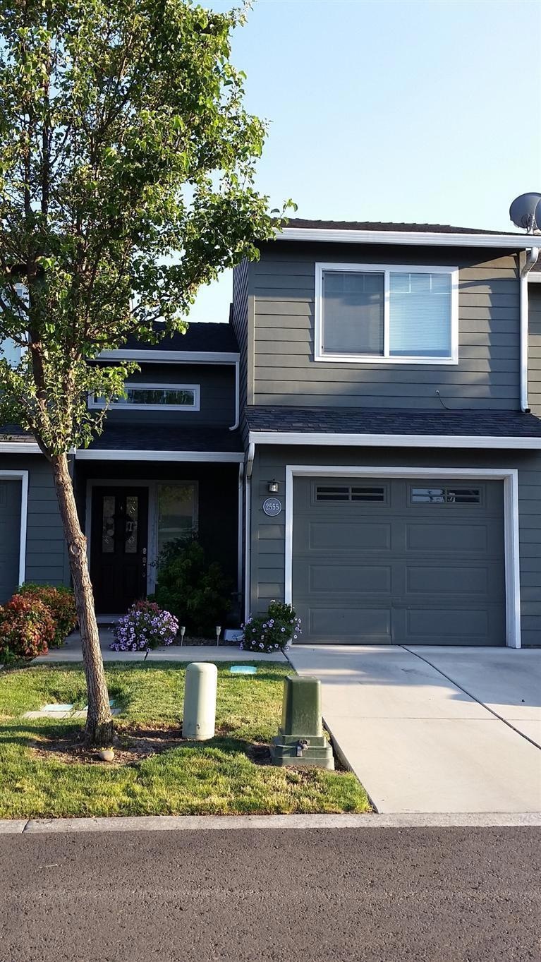 2555 Mistletoe Ct, Central Point, OR 97502 - photo 1