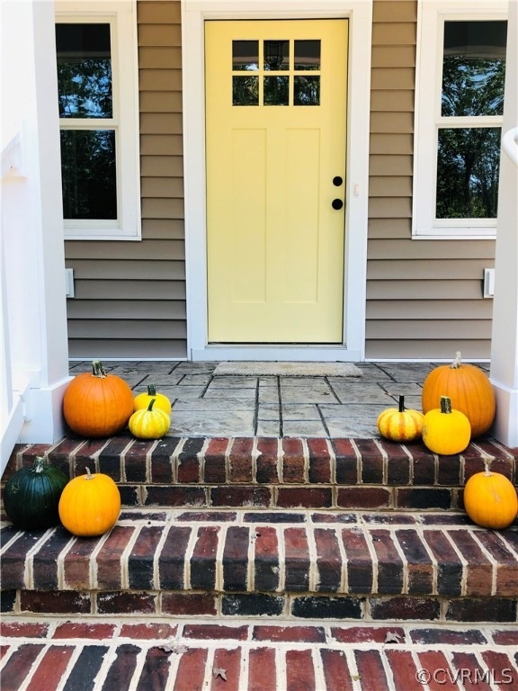 Front porch-Entry