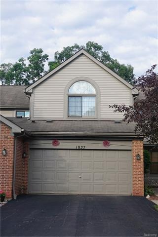 Home to 1037 Pinewood Ct