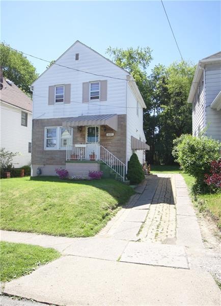 Front view of 1627 McMinn, off street driveway par