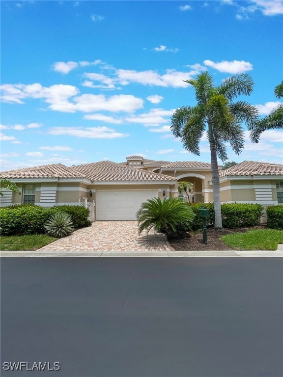 View of front of house with an attached garage, dr