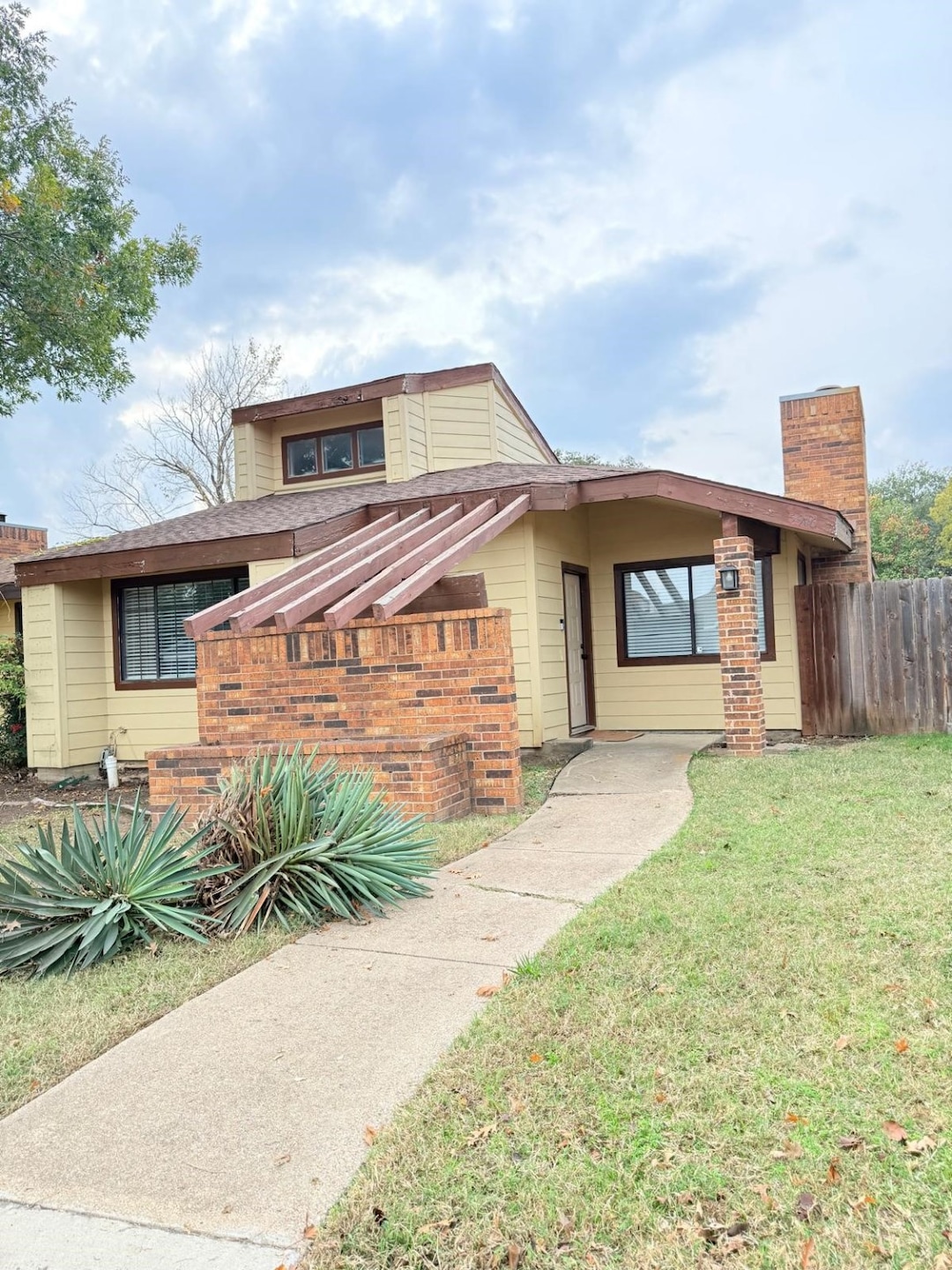 5916 Timbercrest Dr, Arlington, TX 76017 - photo 1