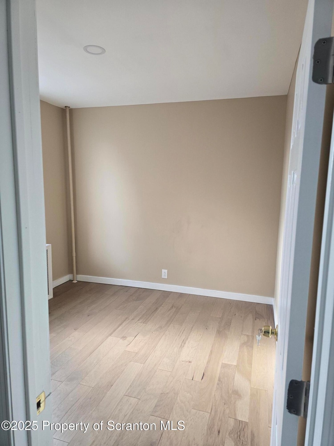 208 N Bromley Ave, Scranton, PA 18504 - photo 1