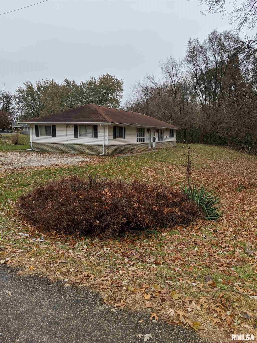 6204 W Fairview Rd, Peoria, IL 61607 - photo 1