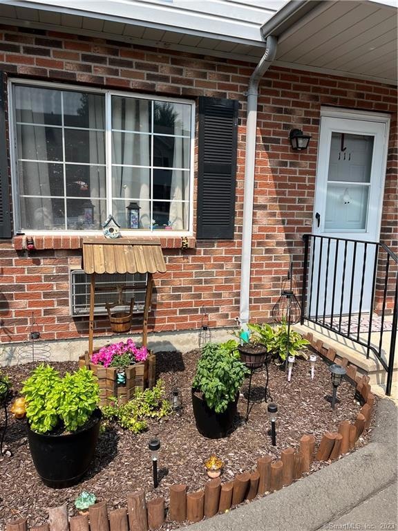 Chelsea Square Condominiums unit 111, Waterbury, CT 06705 - photo 1