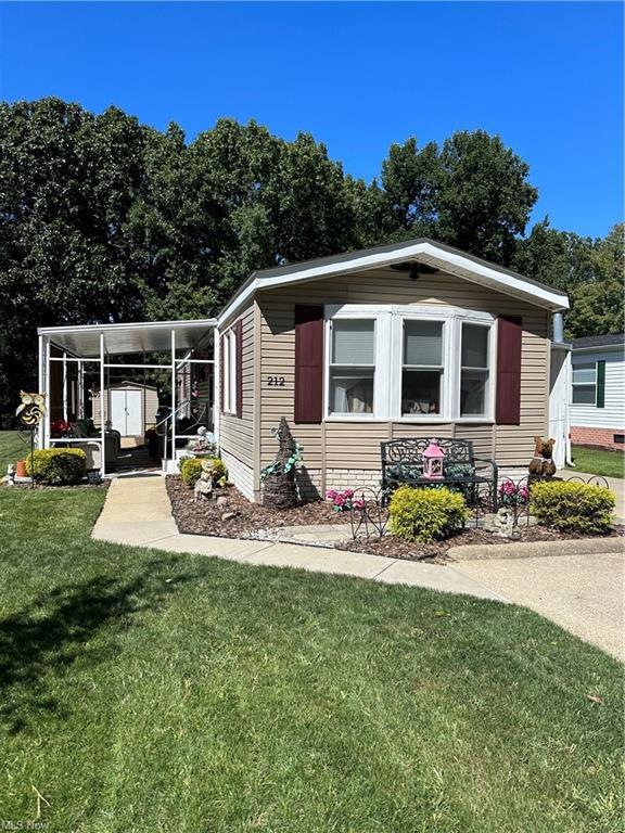 Manufactured / mobile home with a front lawn