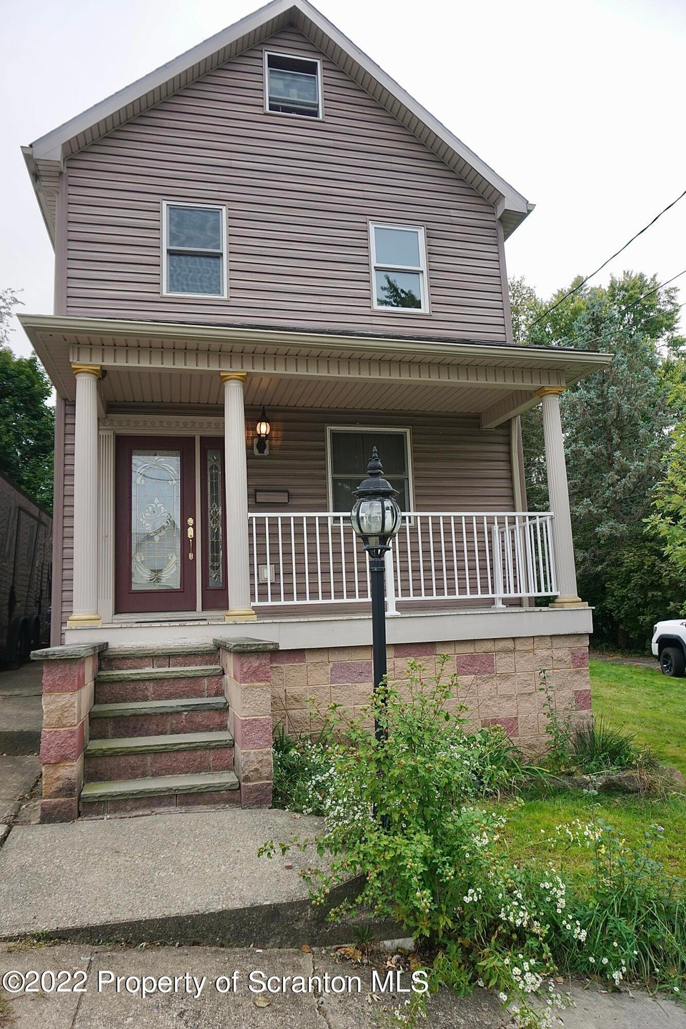 545 E Pine St, Olyphant, PA 18447 - photo 1