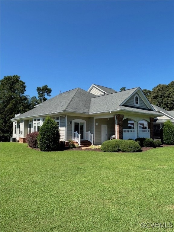 Ranch-style house featuring a front yard
