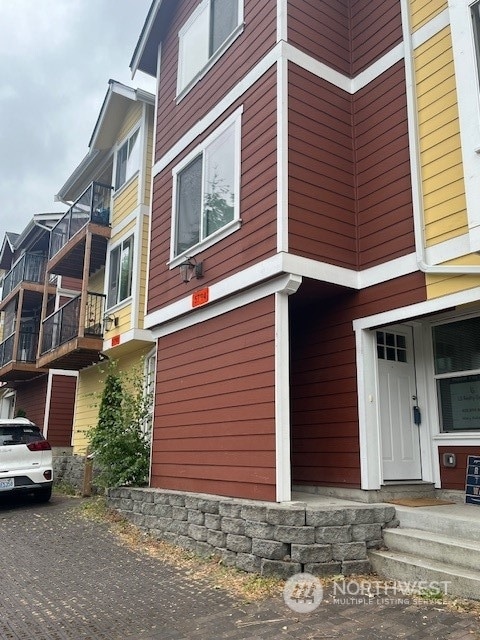 5794 Roosevelt Way NE, Seattle, WA 98105 - photo 1