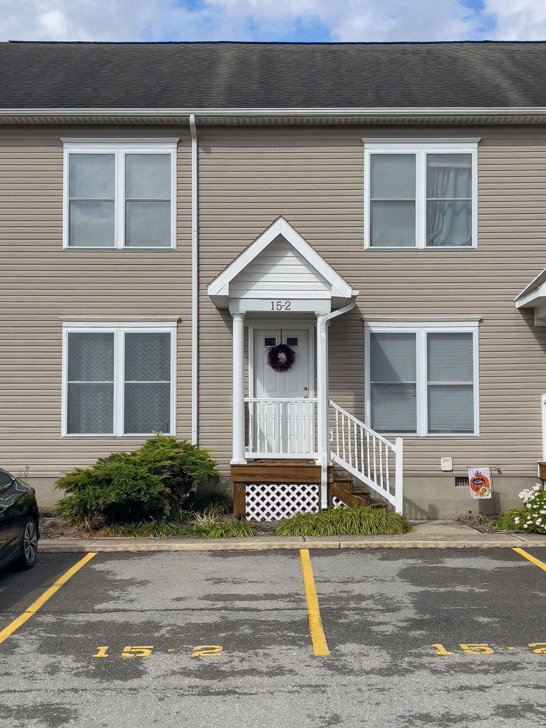 Sweet, well-maintained 2 bedroom/2.5 bath townhome