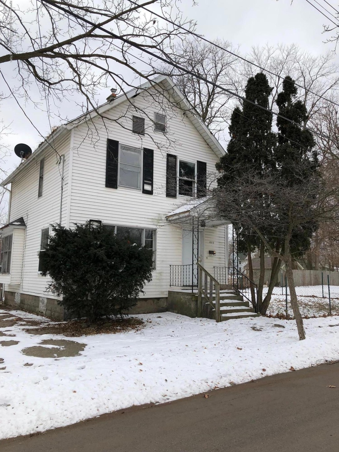 1115 Kingsley Ct, Lansing, MI 48915 - photo 1