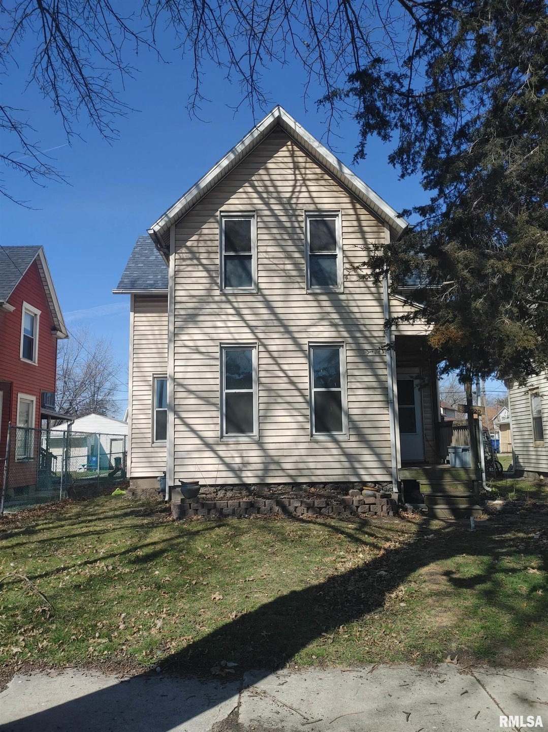 2020 Dixwell St, Davenport, IA 52802 - photo 1