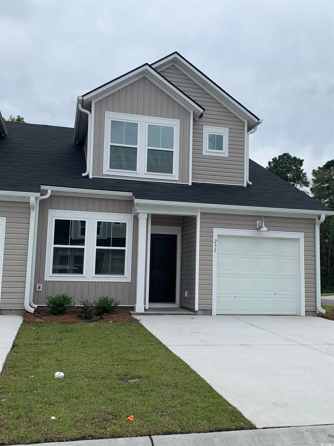 View of front property featuring a front yard and 