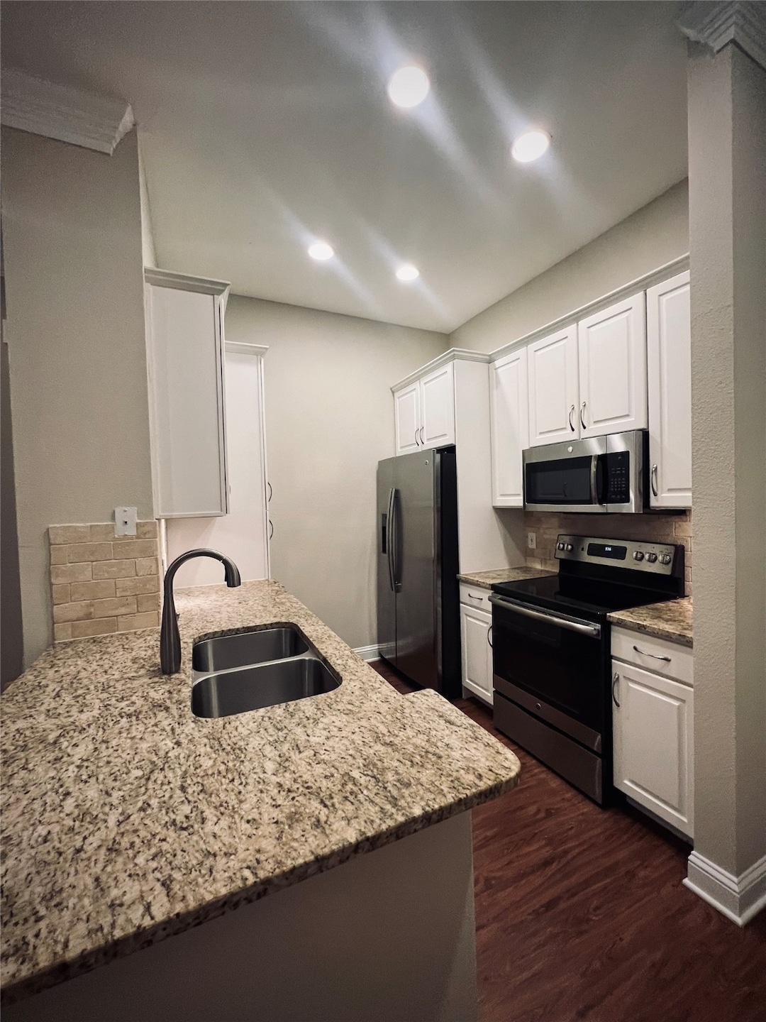 Spacious 1 bedroom/1 bath locate on the 4th floor.