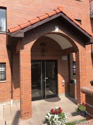 7548 Parsons Blvd unit 3D, Fresh Meadows, NY 11366 - photo 1