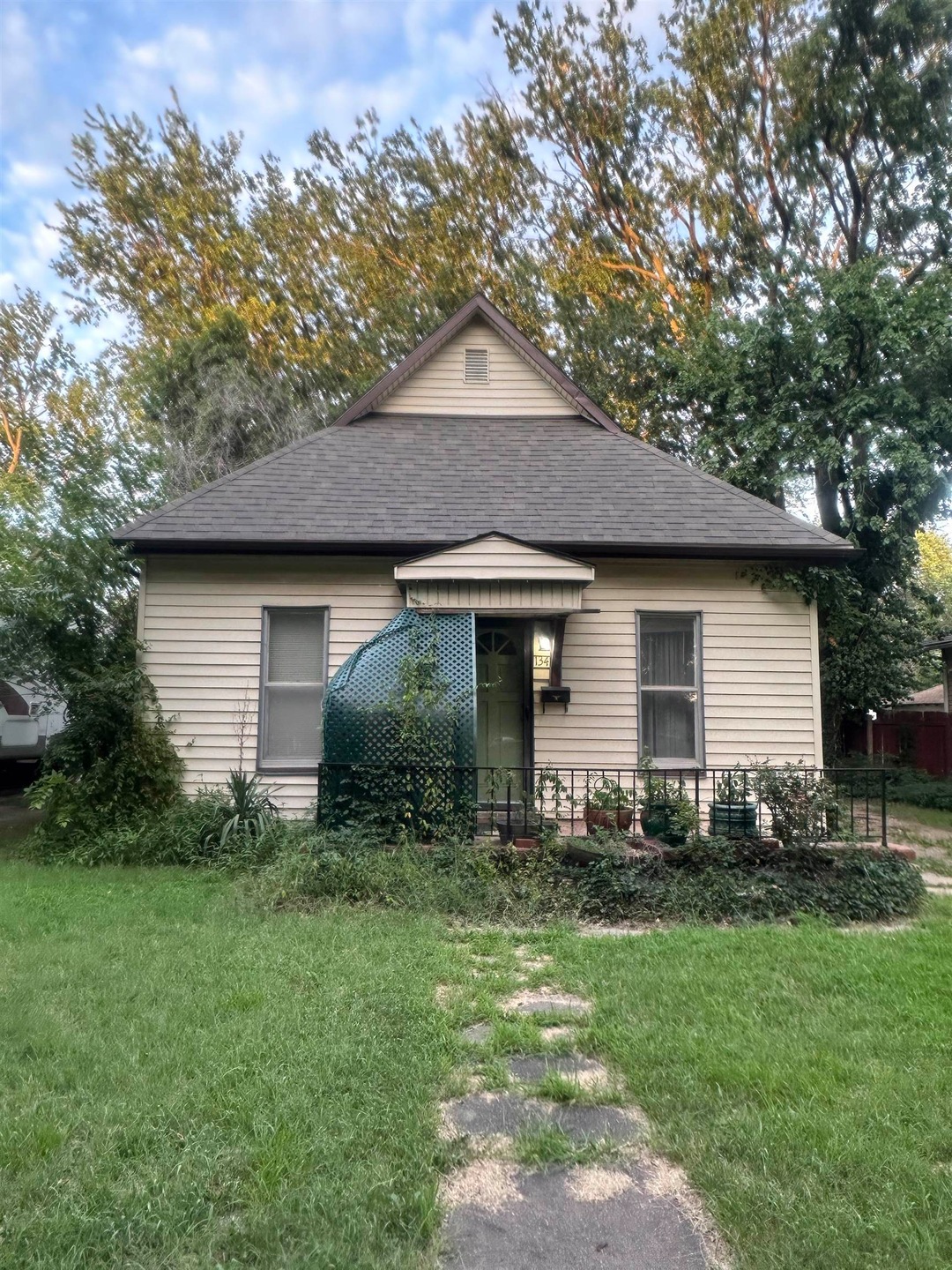 Front View of 134 S Athenian St