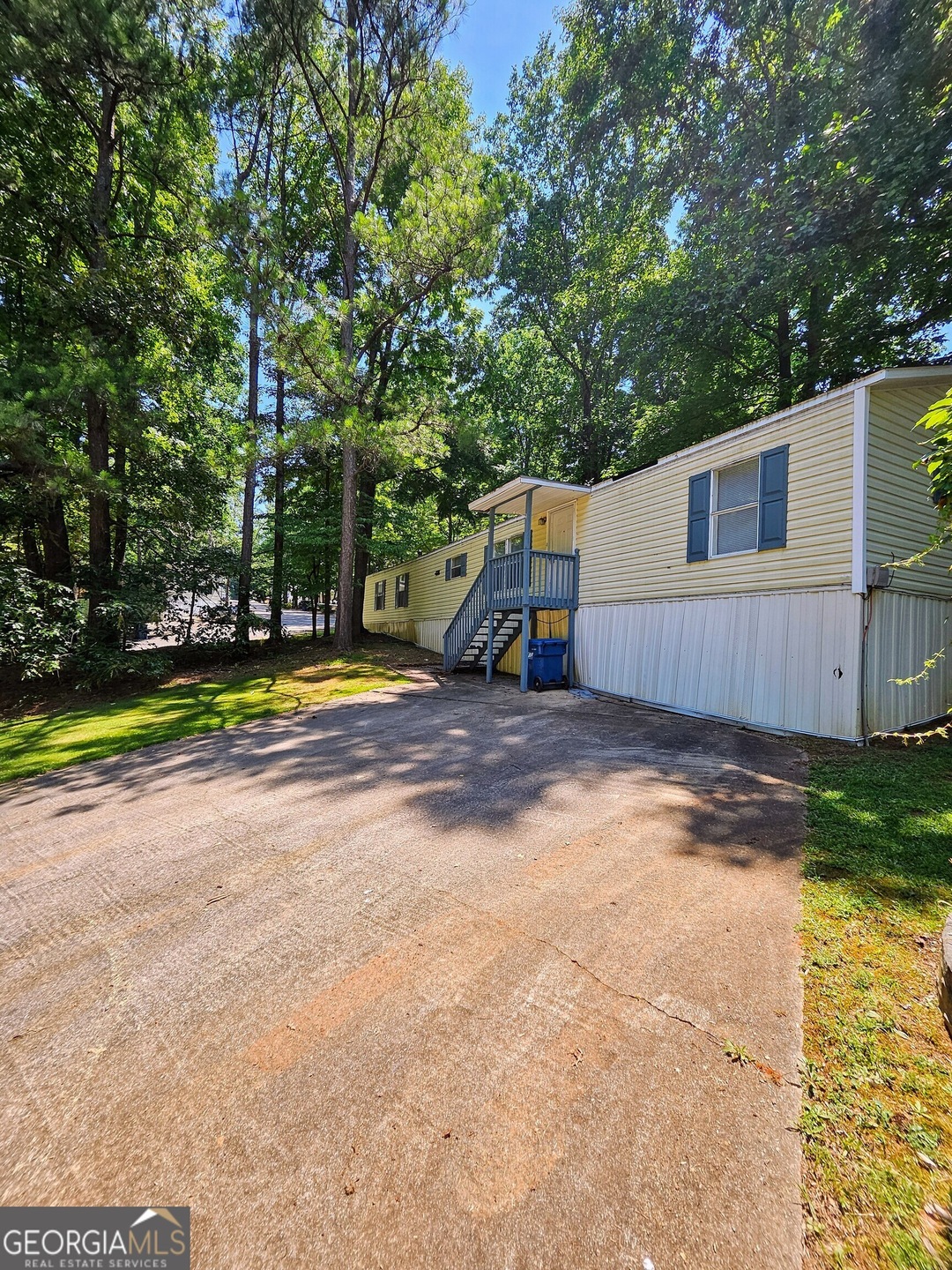 Front view with driveway