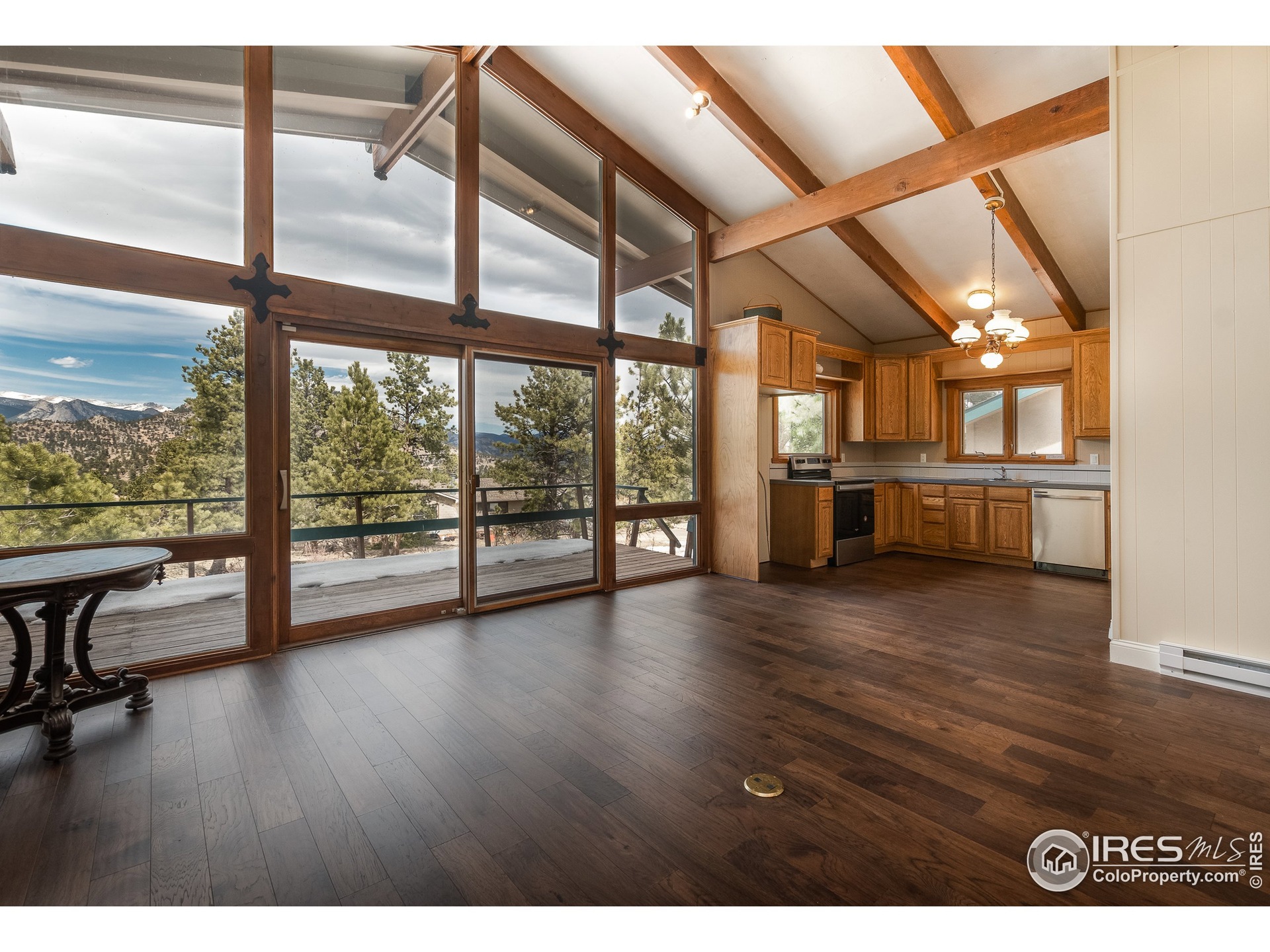 Breathtaking views bring the outside in