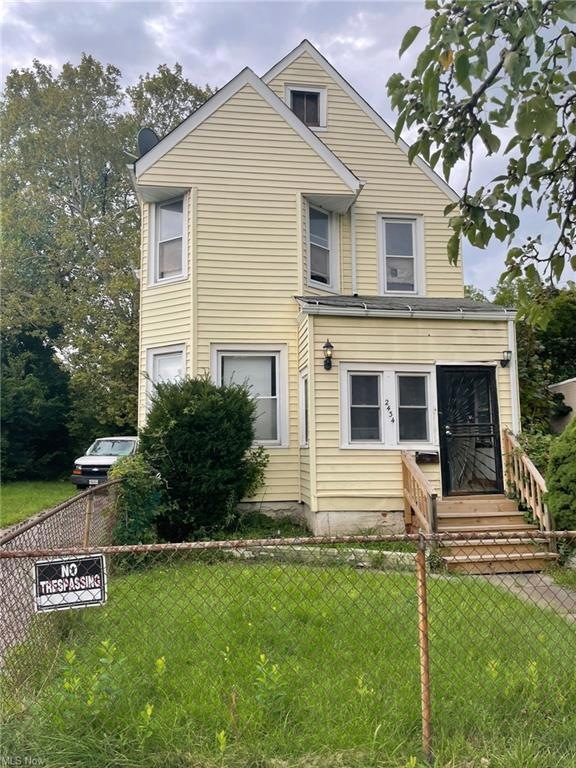 View of front of home featuring a front yard