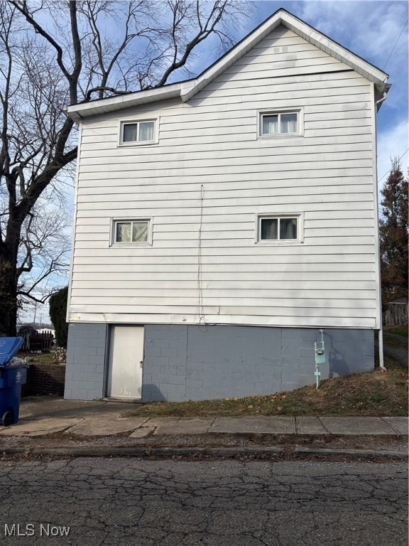 1109 Carlisle Ave, Cambridge, OH 43725 - photo 1