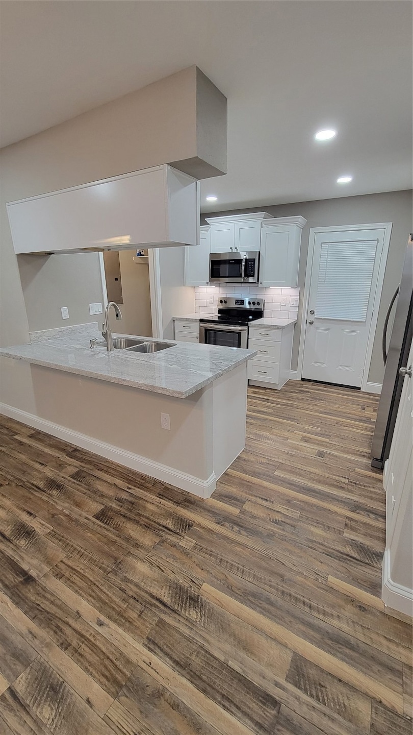 305 E St, Alvin, TX 77511 - photo 1