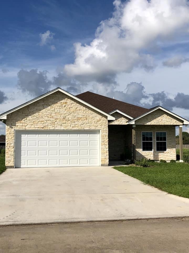 2426 Hedgerose Ln, Bay City, TX 77414 - photo 1