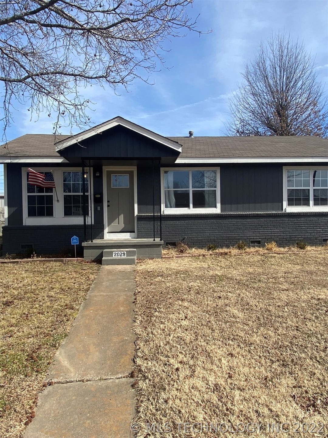 Adorable 3/2/2 on corner lot