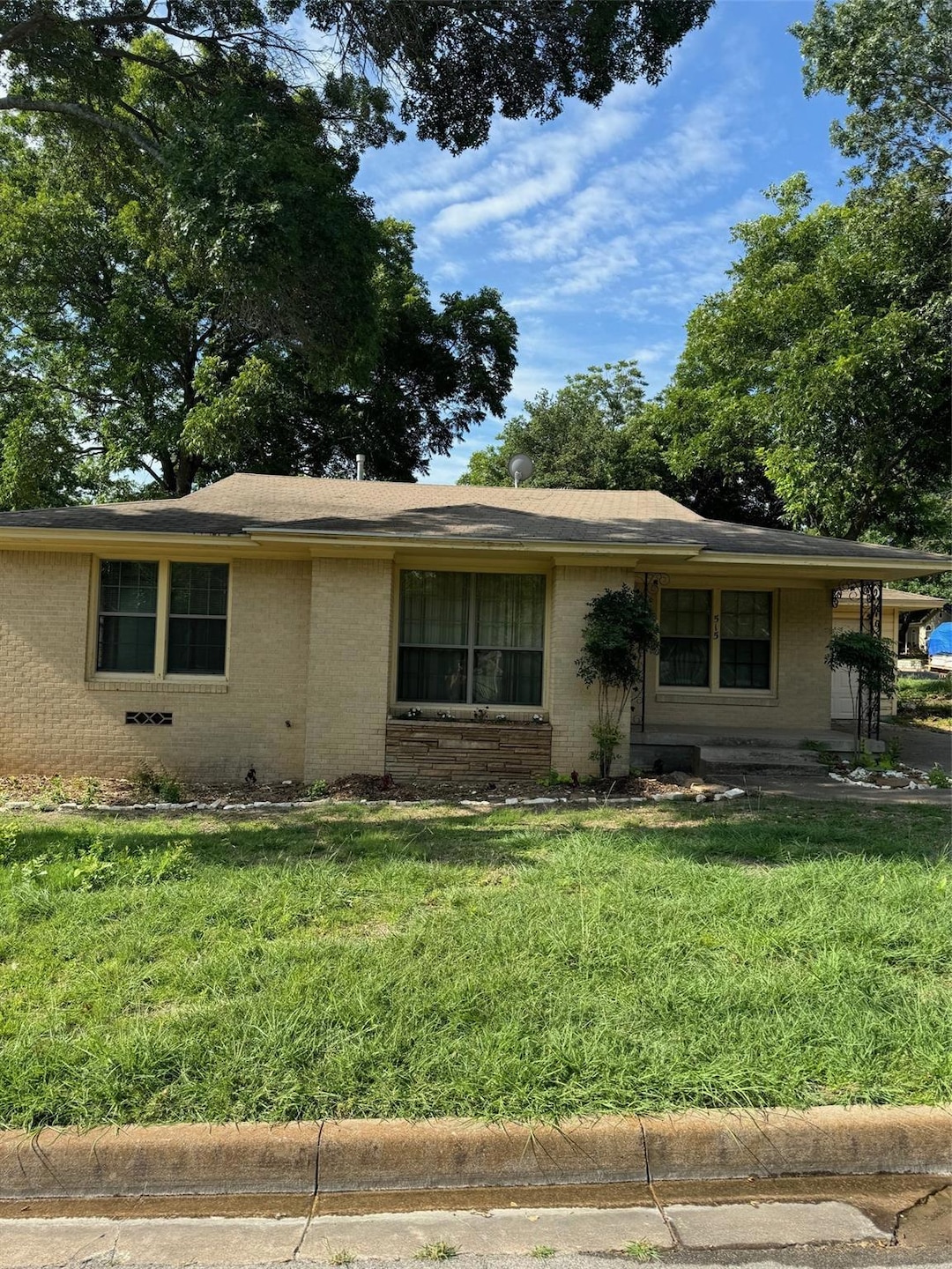 515 W Couts St, Weatherford, TX 76086 - photo 1