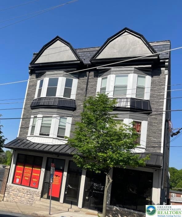 202 S Main St
