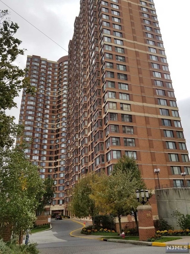 Palisades unit 4013, Fort Lee, NJ 07024 - photo 1