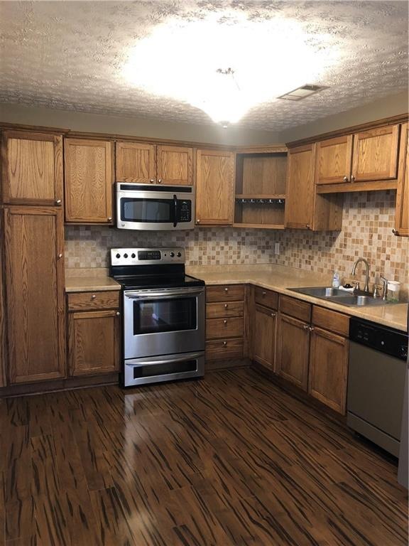 Upgraded kitchen with extra cabinet space, tile ba