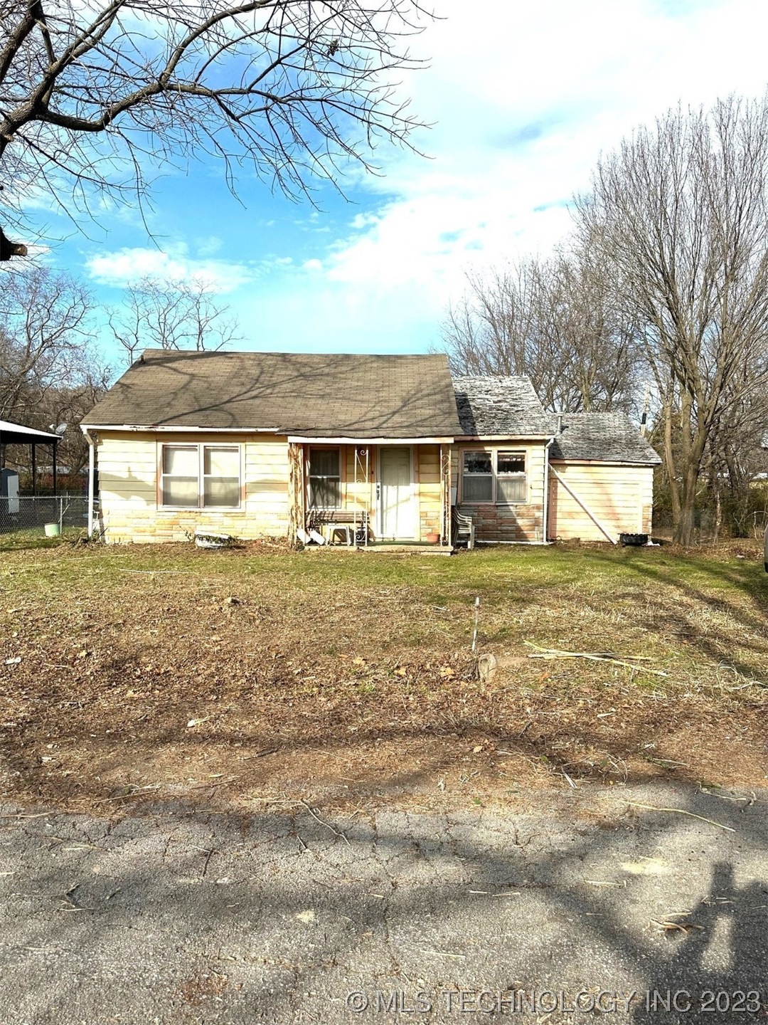 312 E Orange, Henryetta, OK 74437 - photo 1