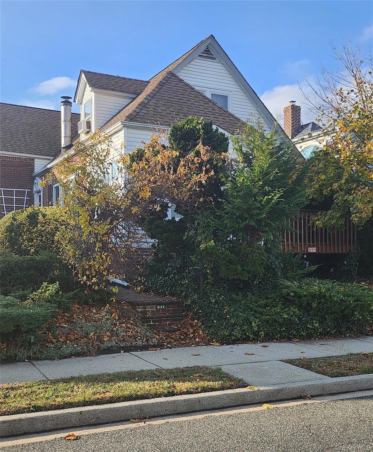 571 Laurelton Blvd unit Lower Level, Long Beach, NY 11561 - photo 1