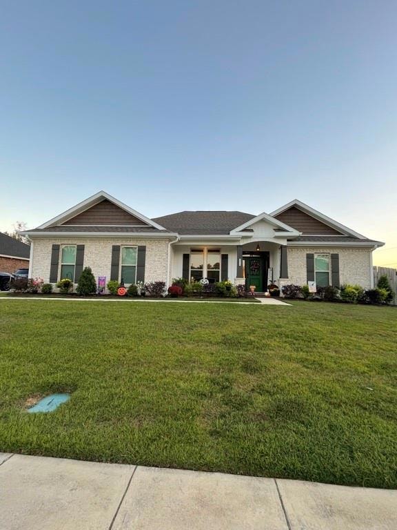 Craftsman house featuring a front lawn and a porch