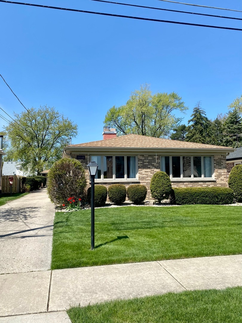 2242 Eastview Dr, Des Plaines, IL 60018 - photo 1