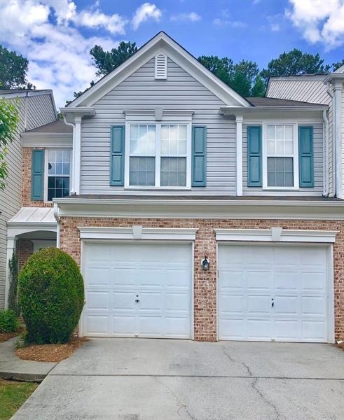Charming 3 bed/2.5 bath brick fronted town home in