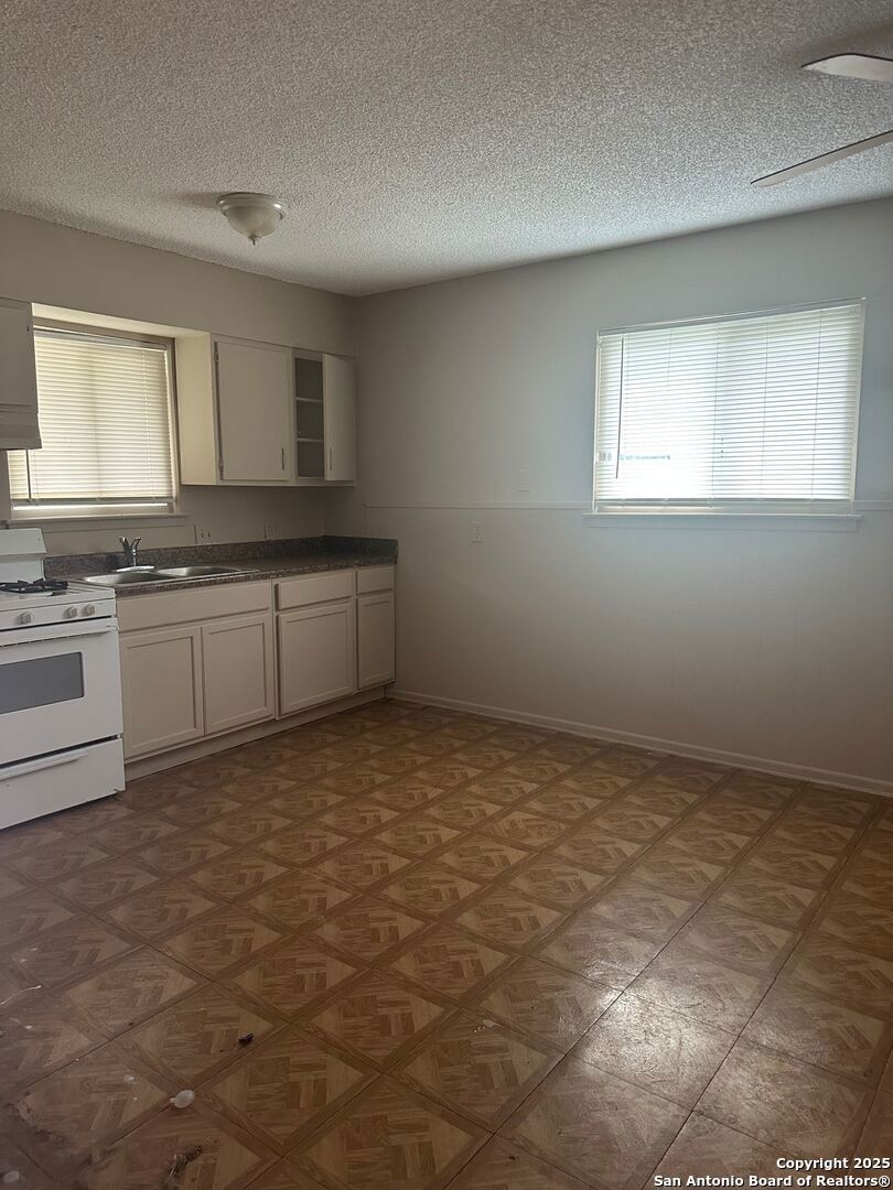 2129 Pat Booker Rd unit 11, Universal City, TX 78148 - photo 1