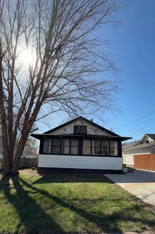 207 W 10th St S, Newton, IA 50208 - photo 1