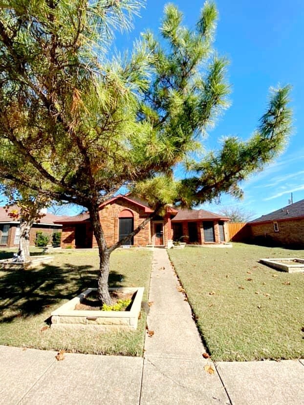 1045 S Pepperidge Dr, Lancaster, TX 75134 - photo 1