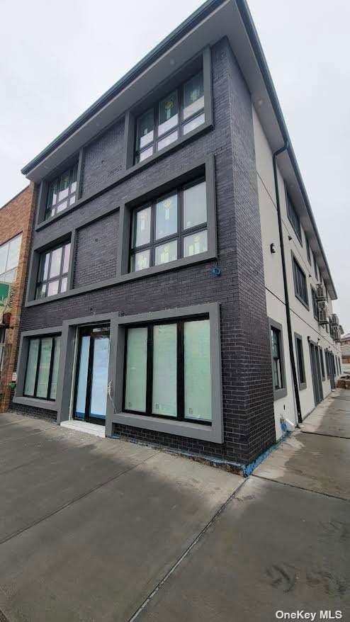 61-13 Utopia Pkwy, Flushing, NY 11365 - photo 1
