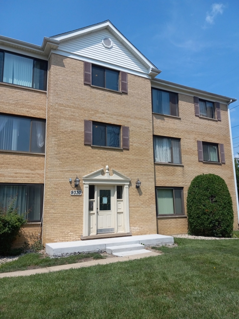 9330 Hamilton Ct unit E, Des Plaines, IL 60016 - photo 1