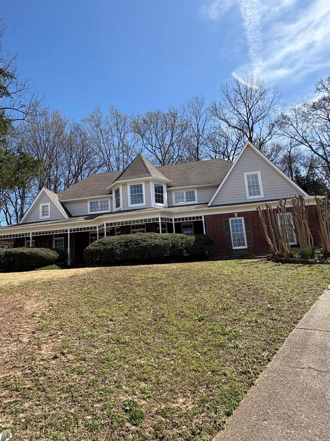 View of front of property featuring a front lawn a