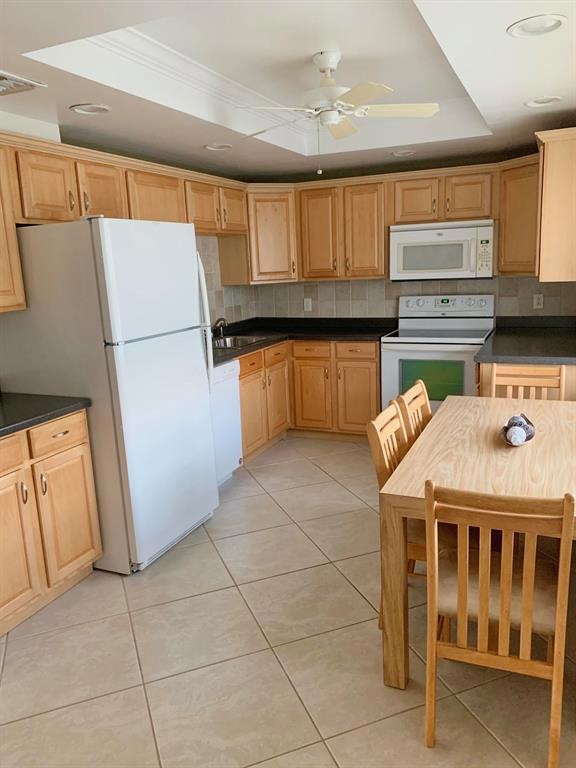 EAT IN KITCHEN
