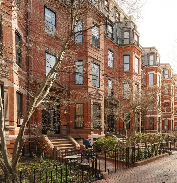 Sold $2,490,000 • Co-Listing Agent