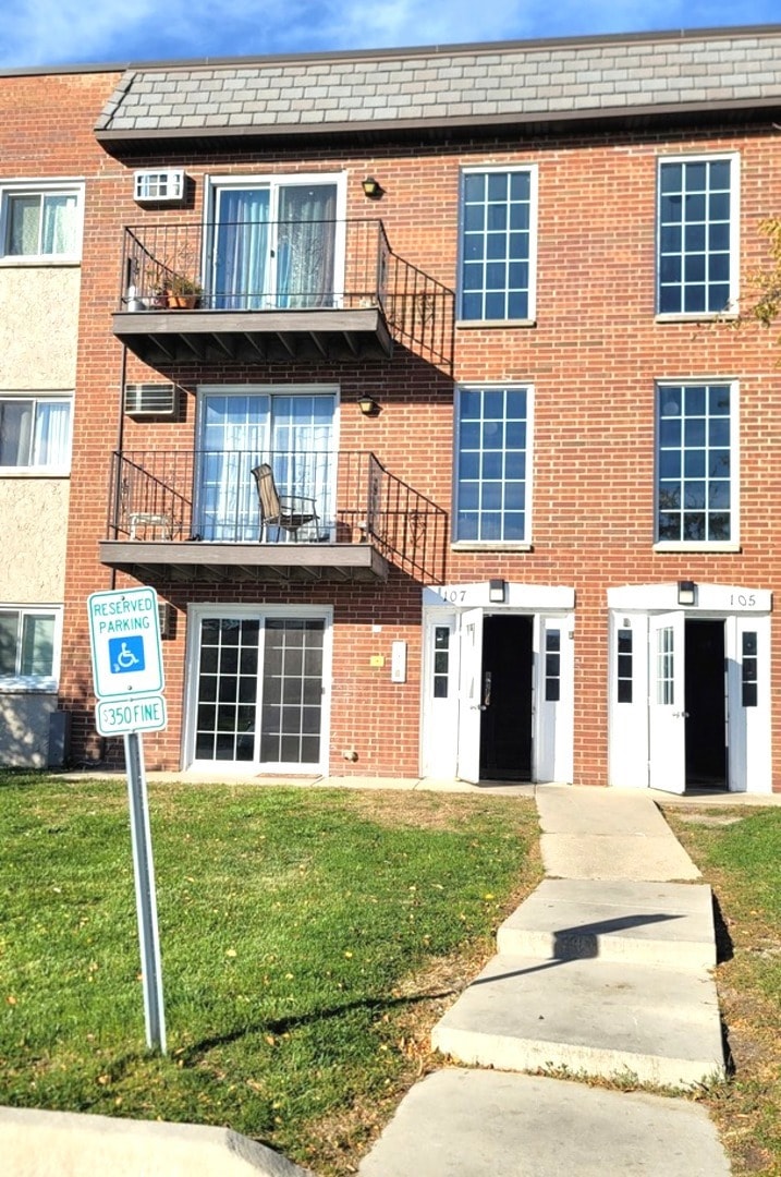 107 W Elk Trail unit 106, Carol Stream, IL 60188 - photo 1