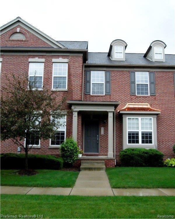 49579 Courtyard Ln